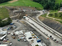 Wielka maszyna zaczęła wiercić najdłuższy tunel kolejowy w Polsce