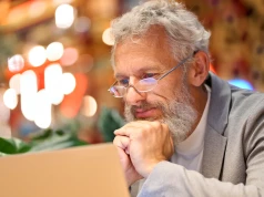 Seniorzy mogli liczyć na 1600 zł miesięcznie. Zapadła decyzja w Sejmie. Wiadomo, co dalej z pieniędzmi