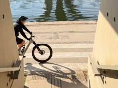 Niebezpieczne miejsce w Krakowie. Schody prowadzą wprost na trasę rowerową