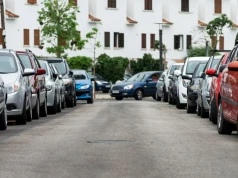 Parkowanie w miastach coraz trudniejsze. Do 2040 roku ma zniknąć tysiące miejsc