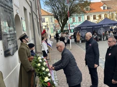 „Zapal znicz pamięci” przypomina o ofiarach i niesie apel przeciw przemocy