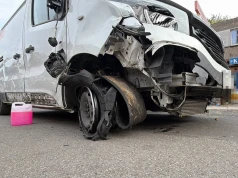 Ukradł busa kurierowi i próbował uciec policji. 47-latek uszkodził trzy samochody