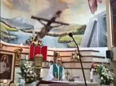 Ciężki krzyż spadł na księdza podczas mszy. Duchowny nie żyje (WIDEO)