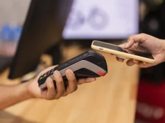 Groźne oszustwo wymierzone w klientów banków. Wystarczy przyłożyć kartę do telefonu. Eksperci ostrzegają