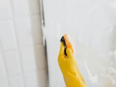 Wlej to na gąbkę i przetrzyj szybę. Kamień z kabiny zniknie bez szorowania
