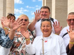 Wierni są zaskoczeni i wdzięczni z szybkiego powrotu papieża. Dzielą się swoją reakcją