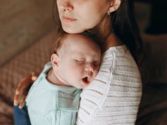 Milenialsi mieli dzielić się rodzicielstwem po równo. Jednak to matki i tak są bardziej wykończone