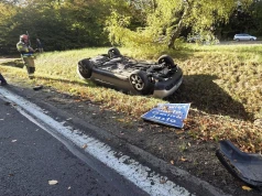Wypadek trzech samochodów na Podkarpaciu. Auto dachowało w rowie