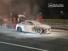 Pożar Audi w Legionowie. Kierowcy i żołnierz ruszyli na pomoc. Ugasili płomienie przed przyjazdem służb