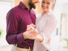 Nowy partner przed zakończeniem rozwodu – czy może wpłynąć na sprawę?