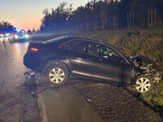 Dwie osoby trafiły do szpitala po wypadku w Jeziorkach. Wjechał w uszkodzone auto