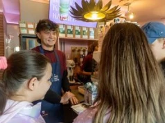 Białystok: Kolorek za barem podawał specjalną kawę. Tłumy w White Bear Coffee. Zobacz zdjęcia