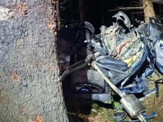 BMW uderzyło w drzewo, zginęły dwie osoby. Tragedia na popularnej trasie