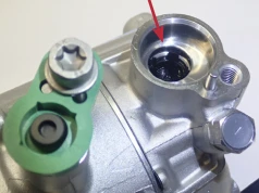 Plastikowy element w kompresorze klimatyzacji. Pod żadnym pozorem go nie usuwaj!