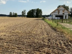 Rolnik podejrzewa, że sąsiad zabrał mu kawałek pola. Ten nie chce geodety. Co mówi prawo?
