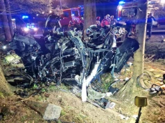 Z auta nie zostało prawie nic, dwie osoby nie żyją. Wypadek na Dolnym Śląsku