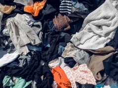 Zakaz niszczenia niesprzedanej odzieży w UE. Co zmieni w branży mody?