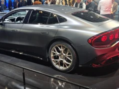 Dziecko uruchomiło Mercedesa na targach w Paryżu. Auto uderzyło w konstrukcję stoiska