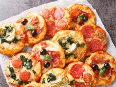 Mini pizze jajeczne to hit na kolację. Mój mąż kocha je bardziej niż mnie