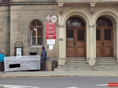 Demonstracja przed Urzędem Gminy i Miasta w Lwówku Śląskim