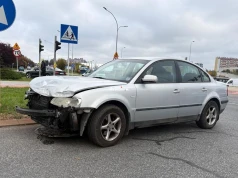 Czerwone światło przyczyną groźnej stłuczki na al. Witosa. 76-letni kierowca Volkswagena w szpitalu