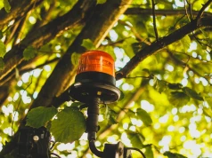 Światło ostrzegawcze na magnes, trzpień czy przykręcane – jaki sposób montażu lampy błyskowej wybrać?