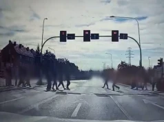 Dramatyczne zdarzenie na przejściu dla pieszych. Policja publikuje nagranie z kamery
