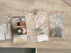 Zatrzymali Toyotę przez pękniętą szybę. Kierowca i pasażer wpadli z narkotykami