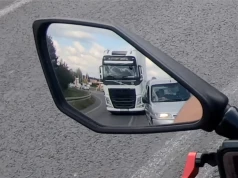Nie ma takiego wjazdu na czerwonym! Motocyklista zablokował ciężarówkę