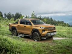 Niezniszczalna Toyota Hilux 9. generacji już dostępna. Zobacz co potrafi