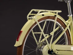Wygląda jak elegancki rower sprzed lat, ale kryje silnik. Nowy Cube zaskakuje praktycznością