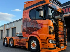 Maszyny i motywy kaszubskie na Scanii 590S -wyjątkowy ciągnik w firmie Auto-Seba