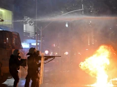 Koktajle Mołotowa poszły w ruch, policja odpowiedziała. Wrze na Bałkanach