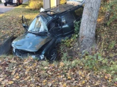 Wypadek drogowy w Łagowie. Volkswagen uderzył w drzewo, 16-latka trafiła do szpitala