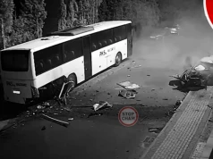 Dramatyczny wypadek w Pstrążnej uchwycony przez monitoring. Hyundai uderzył w zaparkowany autobus