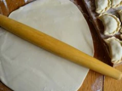 Jak wałkować ciasto na pierogi, żeby nie kleiło się do wałka? Zapomnij o ciągłym podsypywaniu mąką