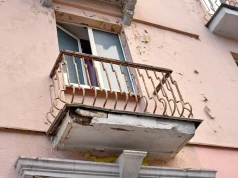 Pęknięty balkon, zepsuty wodomierz. Wspólnota będzie musiała zapłacić za naprawę?