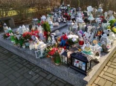 W grobie złożono urnę z prochami 142 dzieci, przekazaną przez szpital. W Żywcu uczczono pamięć dzieci utraconych