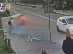Rozpędzony opel minął dziecko o centymetry. To nagranie spod Olsztyna pokazuje, jak blisko było tragedii