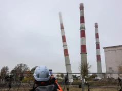 Spektakularne wyburzenie w Łodzi. Trzy gigantyczne kominy runęły w kilka minut