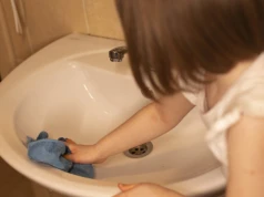 Domowe obowiązki w trakcie roku szkolnego. "Nie mówię jej, by pościeliła łóżko, tylko sama to robię"