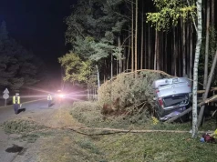 Groźne dachowanie. 2 osoby poszkodowane