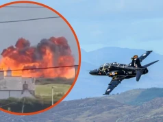 Samolot RAF w płomieniach. Eksplozja w pobliżu ludzkich zabudowań