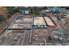 Na Szczecińskiej rośnie Centrum Integracji Międzypokoleniowej. Fundamenty już powstają