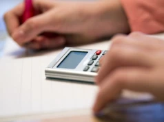 Łamigłówka matematyczna z brakującą złotówką. Wielu twierdzi, że nie da się jej rozwiązać