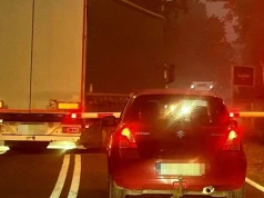 Kierowca ciężarówki ominął rogatki i wjechał na tory. Policja ujawnia, co stało się później