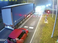 Ominął zestawem zapory i wjechał na przejazd kolejowy – kwestia 17 lub 32 sekund