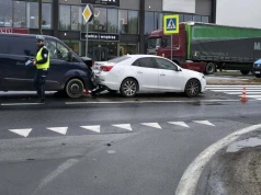 Zderzenie pojazdów przed przejściem i nietrzeźwy motorowerzysta