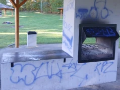 Zdewastowali grillowisko w Policach. Monitoring pozwolił ustalić sprawców