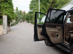 Samochód jako część domowego majątku. Dlaczego koszt napraw coraz częściej ma znaczenie już przy wyborze auta?